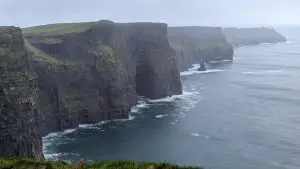 Cliffs of Moher στην Ιρλανδία με θέα τον Ατλαντικό Ωκεανό