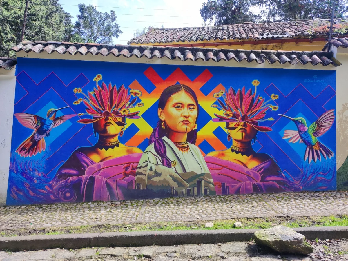 Καλλιτεχνικό mural με γυναίκα και πουλιά στη La Candelaria, Μπογκοτά