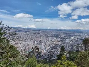Πανοραμική θέα της Μπογκοτά από το βουνό Monserrate στην Κολομβία.