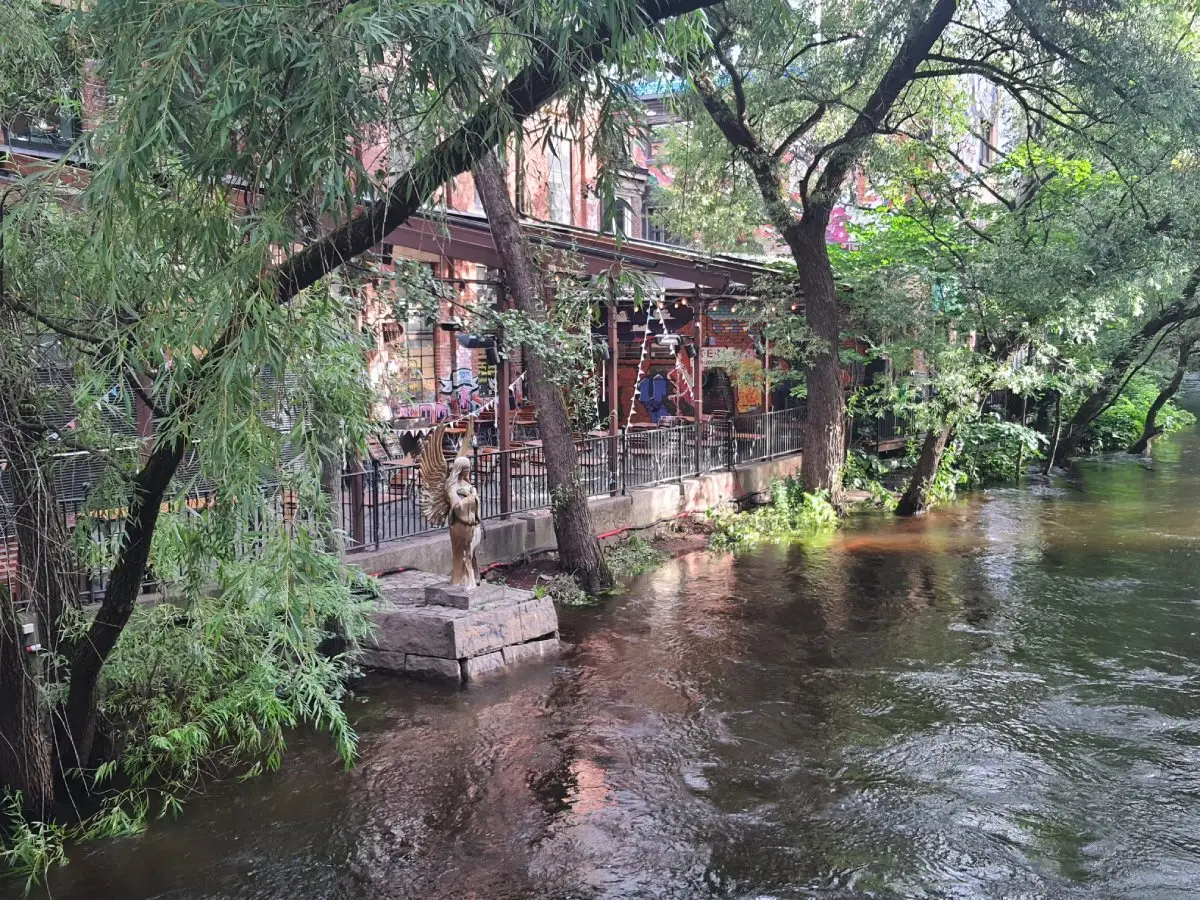 Καφέ δίπλα στον ποταμό Akerselva στο Grünerløkka στο Όσλο