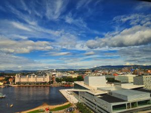 Πανοραμική θέα στο Όσλο με την Oslo Opera House δίπλα στο φιόρδ, καλοκαιρινό ουρανό και το κέντρο της πόλης – ταξίδι στο Όσλο, πρωτεύουσα της Νορβηγίας.