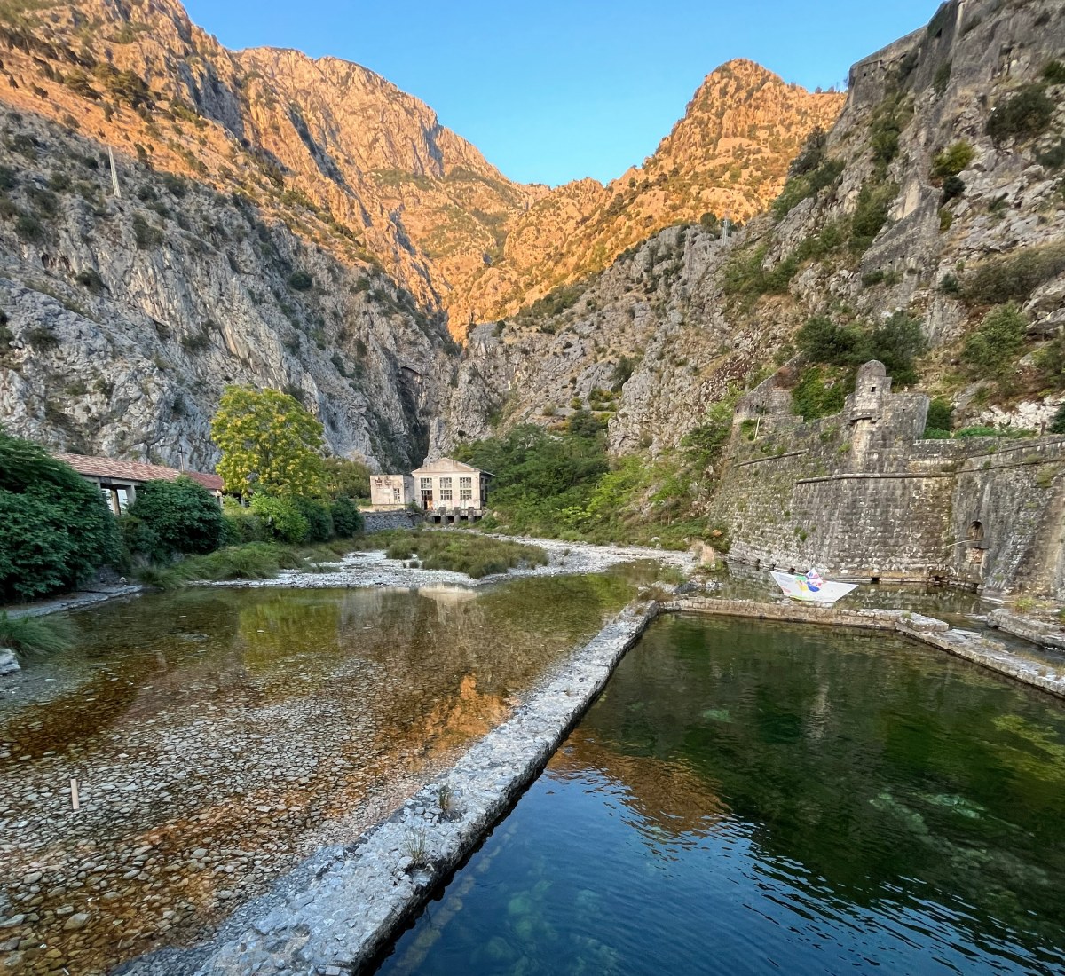 Άγρια βουνά και τείχη στο Κότορ με θέα προς τον κόλπο