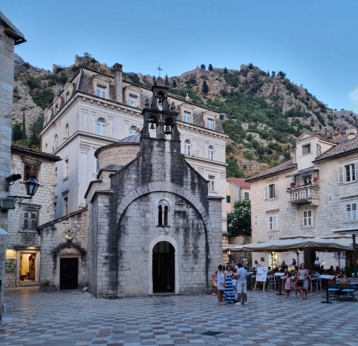 Μικρή πέτρινη εκκλησία στην παλιά πόλη του Κότορ με τα βουνά στο φόντο