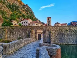Πέτρινα τείχη και είσοδος της παλιάς πόλης στο Κότορ, Μαυροβούνιο