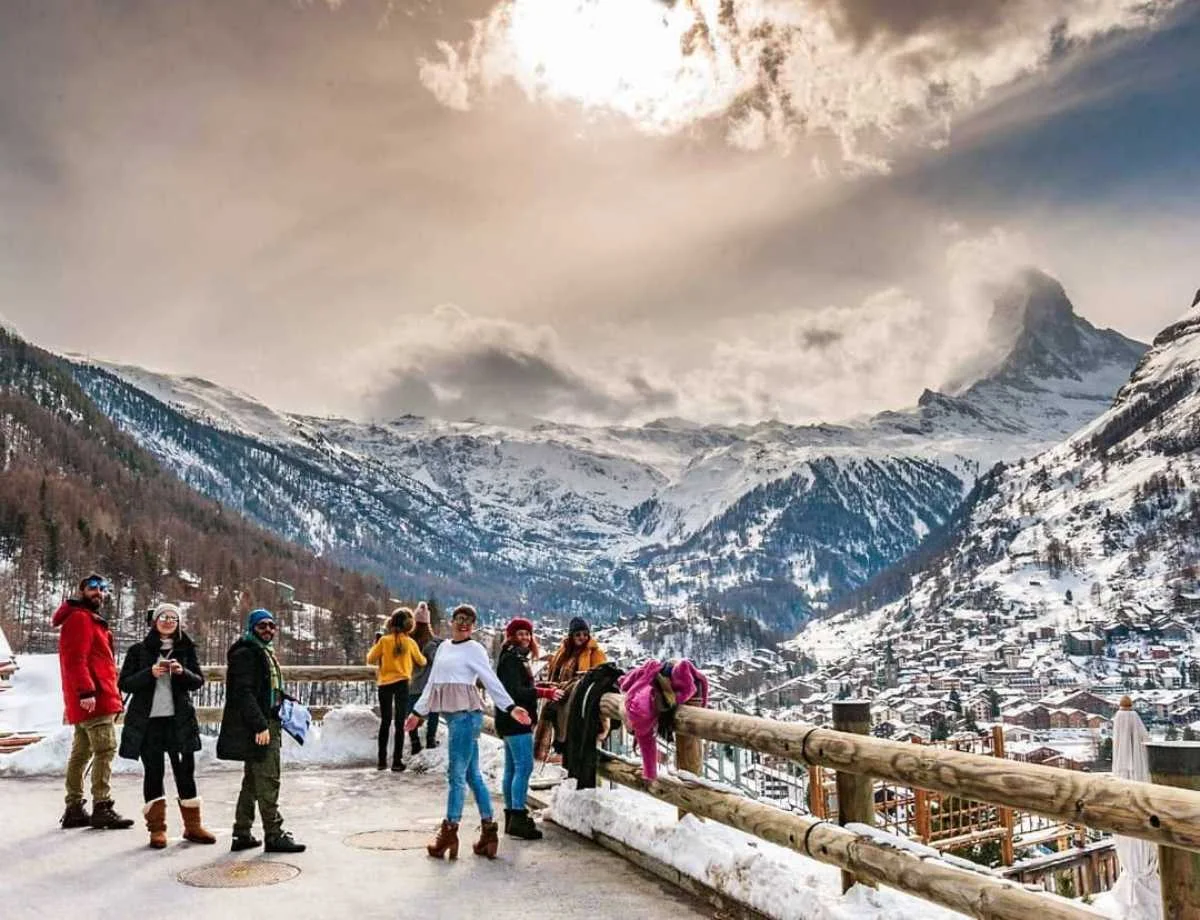 Παρέα μπροστά σε χιονισμένο βουνό στο Zermatt